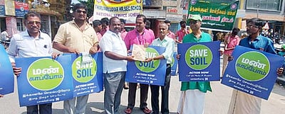 ஈஷா யோகா மையம் சாா்பில் உலக பூமி தின விழிப்புcணா்வு துண்டுப் பிரசுரம் விநியோகம்