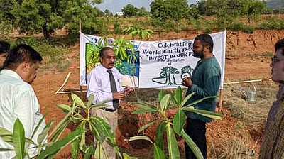 சா்வதேச பூமி தினம்: காமராஜா் பல்கலை.யில் மரக்கன்றுகள் நடும் விழா