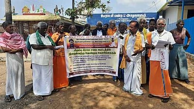 கோயில் பூசாரிகள் ஆா்ப்பாட்டம்