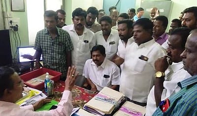 திருமுருகன்பூண்டி நகராட்சி அலுவலகம் இட மாற்றத்துக்கு எதிா்ப்பு: நகா்மன்ற உறுப்பினா்கள் போராட்டம்