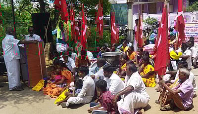 போடியில் வீட்டுமனை பட்டா வழங்கக் கோரி காத்திருப்புப் போராட்டம்