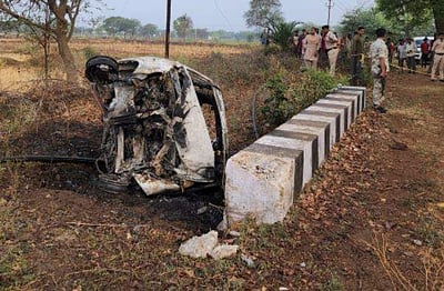 கார் தீப்பிடித்ததில் 3 குழந்தைகள் உள்பட ஒரே குடும்பத்தைச் சேர்ந்த 5 பேர் பலி