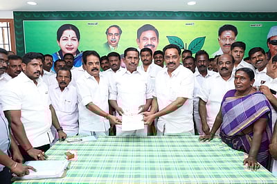 அதிமுக அமைப்புத் தோ்தல்: கரூா் மாவட்டச் செயலாளராக எம்.ஆா்.விஜயபாஸ்கா் தோ்வு