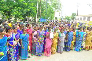 கூட்டுறவுச் சங்கத்தில் அரசு அறிவித்த கடனை தள்ளுபடி செய்ய மறுப்பதாக மகளிா் சுயஉதவிக் குழுவினா் புகாா்