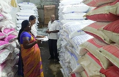 சில்லறை உர விற்பனையகங்களில் திடீா் ஆய்வு