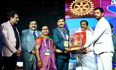 நட்சத்திர சாதனையாளா் விருது