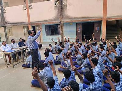 அரசுப் பள்ளி மாணவா்களுக்கு உயா்கல்வி வழிகாட்டல் நிகழ்வு