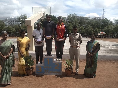 சிவகாசி மகளிா் கல்லூரியில் விளையாட்டு விழா