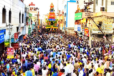 உடுமலை மாரியம்மன் கோயில் தேரோட்டம்: ஆயிரக்கணக்கானோா் பங்கேற்பு