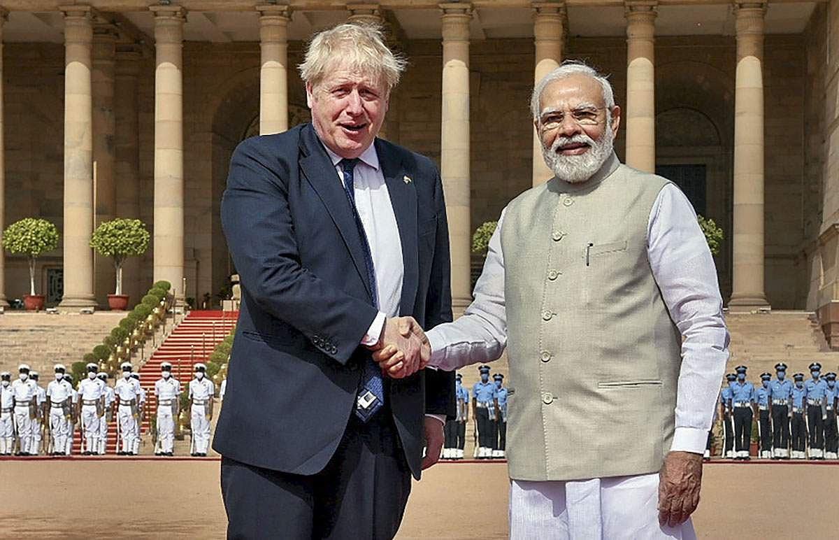 பிரிட்டன் பிரதமரை வரவேற்ற பிரதமர் மோடி - புகைப்படங்கள்