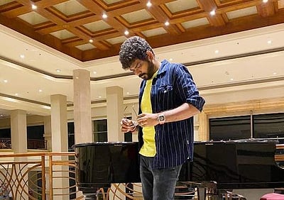 ''ரொம்ப வலிக்குது... ஆனால் வலியில்லாமல் காதலில்லை...'': விக்னேஷ் சிவன் உருக்கம்