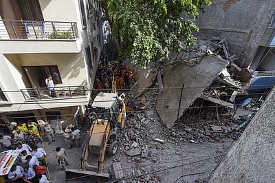 தில்லியில் கட்டடம் இடிந்து விபத்து: 5 தொழிலாளர்கள் சிக்கித் தவிப்பு