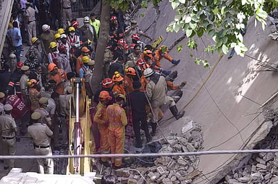 தில்லியில் அடுக்கு மாடி கட்டட விபத்து - புகைப்படங்கள்