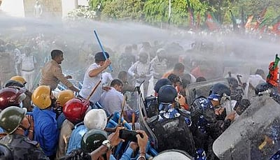 மம்தா அரசுக்கு எதிராக பாஜக பேரணி: தடியடி நடத்தி கலைப்பு