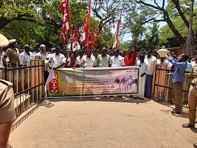 கடலூர் கோட்டாட்சியர் அலுவலகத்தை மாட்டுவண்டி தொழிலாளர்கள் முற்றுகை
