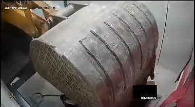 மகாராஷ்டிரத்தில் ஏடிஎம் இயந்திரத்தையே ஜேசிபியில் அள்ளிய கும்பல்: ஆனால் என்ன?