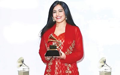 கிராமி விருது பெற்ற  இந்திய பாடகி!