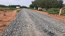 தாா் தட்டுப்பாடு: உத்தமபாளையத்தில் கிடப்பில் போடப்பட்ட சாலைப் பணிகள்!