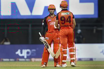 கடைசி ஓவரில் ஹாட்ரிக் சிக்ஸர்: திடீரென்று வந்து அதிரடி காட்டிய ஷஷான்க்