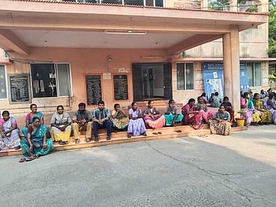 மேட்டூர் நகராட்சியில் தூய்மைப் பணியாளர்கள் திடீர் போராட்டம்: பணிகள் ஸ்தம்பித்தது