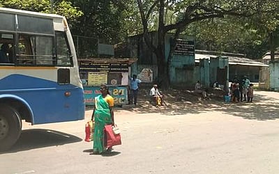 தமிழக-கேரள எல்லை குமுளியில் கடும் வெயிலில் அவதிப்படும் பயணிகள்