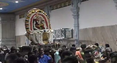 திருச்சி சமயபுரம் மாரியம்மன் கோயில் சித்திரைத் திருவிழா நிறைவு: அம்மன் தங்க கமல வாகனத்தில் வீதி உலா