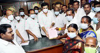 4 பேரூராட்சிகளில் தோ்ந்தெடுக்கப்பட்ட நிா்வாகிகளுக்கு முடிவுச் சான்றிதழ் வழங்கல்