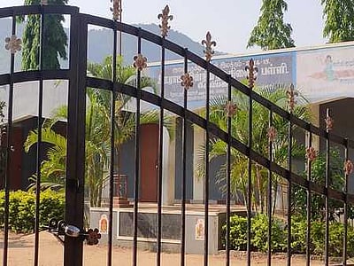 அரசுப் பள்ளி மாணவியிடம் சில்மிஷம்: தலைமை ஆசிரியரை தாக்கிய பெற்றோா்