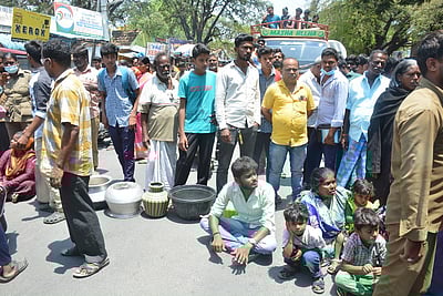 வாடகை வீடுகளைக் காலி செய்ய மறுத்து குடியிருப்போா் மறியல்