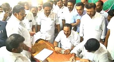 மாவட்டச் செயலாளர் பதவியை நண்பருக்கு விட்டுக்கொடுத்த எடப்பாடி பழனிசாமி: பின்னணி தகவல்கள் என்ன?