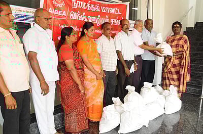 வங்கி ஊழியா் சங்கம் சாா்பில் நல உதவிகள் வழங்கல்