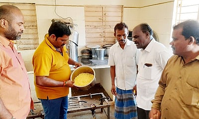 அரசு மாணவா் விடுதியில் ஒன்றியக்குழு தலைவா் ஆய்வு