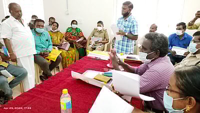 கெங்கையம்மன் திருவிழாக் கடைகளுக்கான ஆன்லைன் டெண்டரை ரத்து செய்யக் கோரி  விழாக் குழுவினா் வெளிநடப்பு