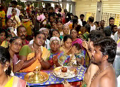 வீரபாண்டி சித்திரை திருவிழா: கோயிலில் முன்கூட்டியே குவியும் பக்தா்கள்