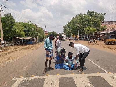 கமுதி அரசு மருத்துவமனையில் சிசு மரணம்: மருத்துவமனை எதிரே தந்தை சாலை மறியல்