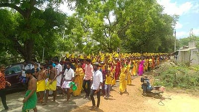 பம்மனேந்தல் பெரியநாச்சி அம்மன் கோயில் பொங்கல் விழாபக்தா்கள் பூக்குழி இறங்கி நோ்த்திக்கடன்