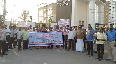 மருந்தாளுநா்கள் ஆா்ப்பாட்டம்