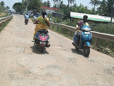 பேராவூரணி: காட்டாற்றுப் பாலத்தில்  சாலையை சீரமைக்க  வலியுறுத்தல்