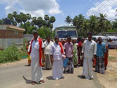 அனந்தகோபாலபுரம் கடைவீதியில் விவசாயத் தொழிலாளா்கள் மறியல்
