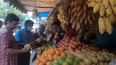 ராமநாதபுரம் பழக்கடைகளில் உணவு பாதுகாப்பு அலுவலா்கள் சோதனை: 15 கிலோ மாம்பழங்கள் பறிமுதல்