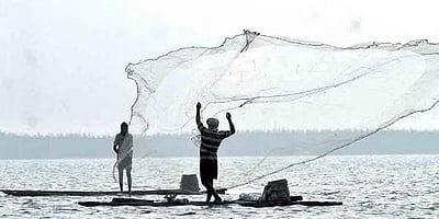 ராமேஸ்வரம் மீனவர்கள் 12 பேர் இலங்கை கடற்படையினரால் கைது