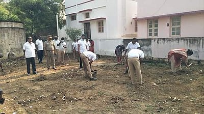 ராசிபுரம்: காவலர் குடியிருப்பு பகுதிகளை தூய்மைப்படுத்தும் பணியில் காவல்துறையினர்