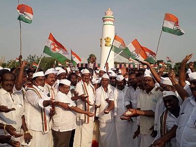 உப்பு சத்தியாகிரகப் போராட்ட நினைவு தினம்: வேதாரண்யத்தில் உப்பு அள்ளி தியாகிகளுக்கு அஞ்சலி