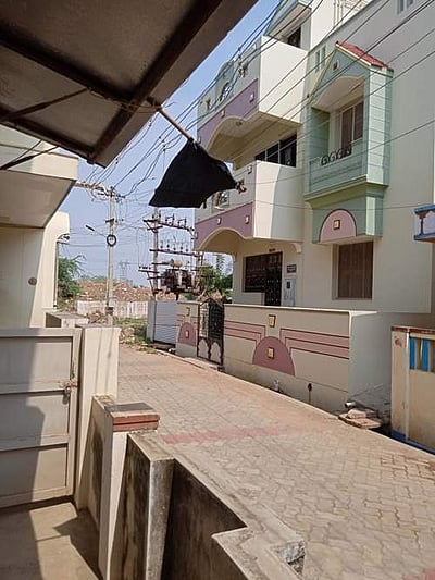 இளையான்குடியில் புதிய பேருந்து நிலையம் அமைக்க எதிர்ப்பு: வீடுகள், கடைகளில் கருப்பு கொடி ஏற்றி போராட்டம் 