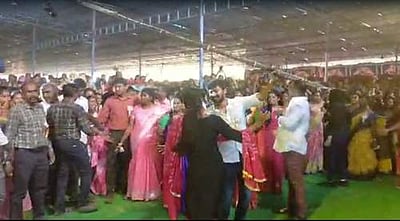 சேலம் கல்லூரியில் மாணவிகள் நடிகரை சூழ்ந்ததால் பரபரப்பு