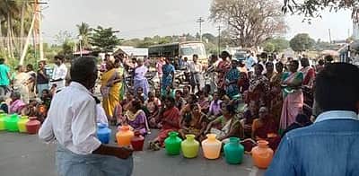 அந்தியூர் அருகே குடிநீர் வழங்கக்கோரி காலி குடங்களுடன் மறியல் போராட்டம்