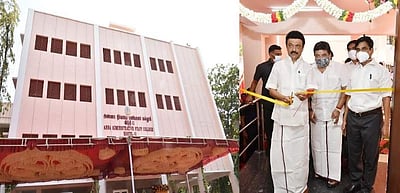 ஸ்மாா்ட் வகுப்பறைகள்: முதல்வா் ஸ்டாலின் திறந்து வைத்தார்