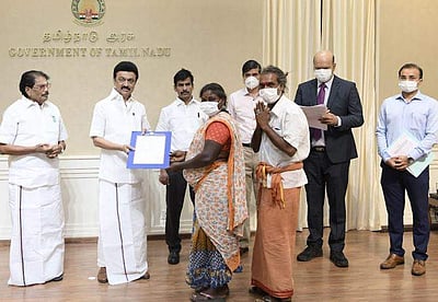 நரிக்குறவர், இருளர் இன மக்களுக்கு இணையவழி இலவசப் பட்டா: முதல்வர் வழங்கினார்