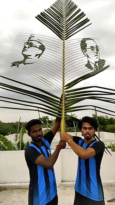 விராலிமலையில் தென்னங்கீற்றில் தலைவர்களின் உருவங்களை செதுக்கிய மாணவர்கள்