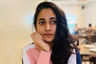 'மோசமான போரைப் பார்த்தோம், சுனாமியை பார்த்தோம், இப்போ...'': இலங்கையின் நிலை குறித்து லாஸ்லியா உருக்கம்